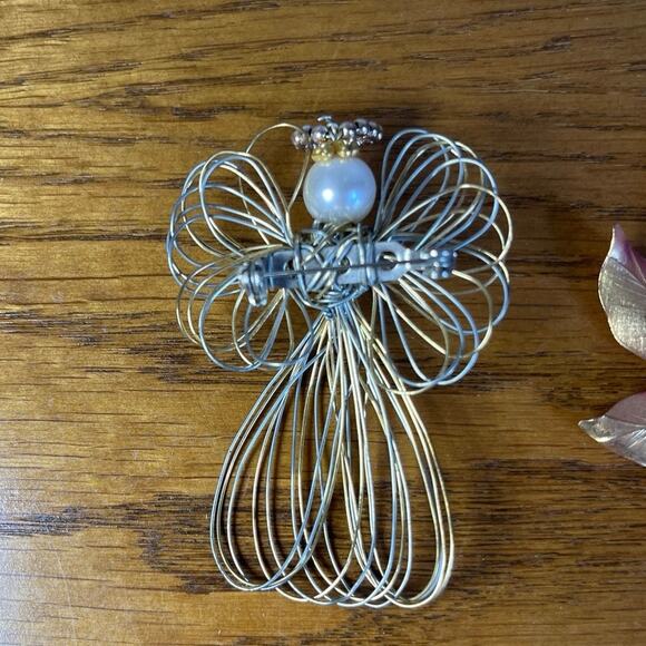 Vintage Christmas Holiday Brooch Pins Gold Tone Angel, Stocking, Poinsettia x3 - Picture 8 of 10